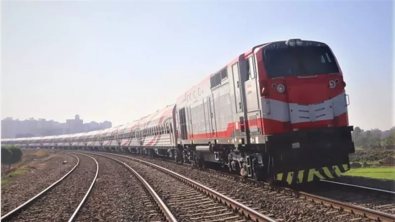 اصطدام قطار مع ميني باص بالإسماعيلية.. وتحرك عاجل من وزير النقل