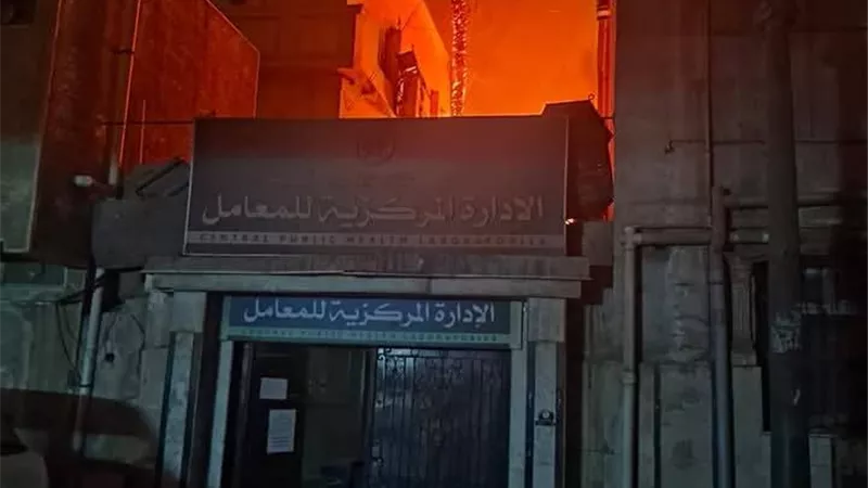مدير أمن القاهرة يصل موقع حريق المعامل المركزية لمتابعة الإخماد 