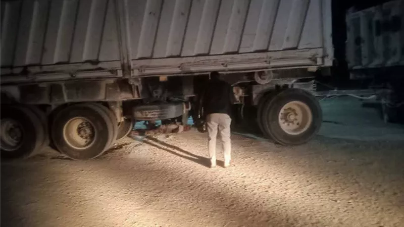 ضغوط نفسية السبب.. شاب ينهي حياته أسفل عجلات سيارة تريلا في الصف