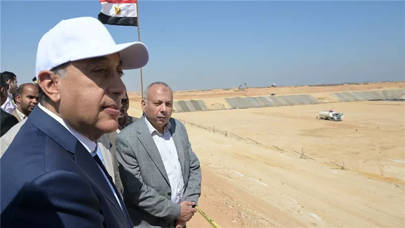 رئيس الوزراء يتابع تقدم العمل بمحطة الصرف الصناعي بالعاشر من رمضان