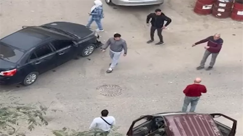 مشاجرة في الهرم تتحول إلى فوضى.. صاحب فندق يقذف الحجارة والزجاج من أعلى المبنى