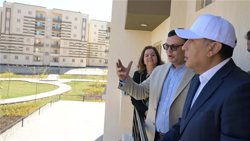 رئيس الوزراء يسلم عقود وحدات سكنية ضمن مبادرة 