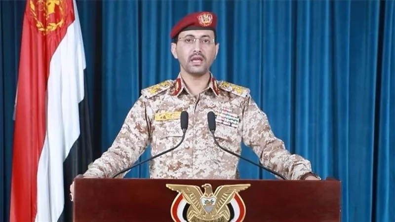 ردًا على الغارات الجوية.. الحوثيون يعلنون استهداف حاملة طائرات أمريكية 