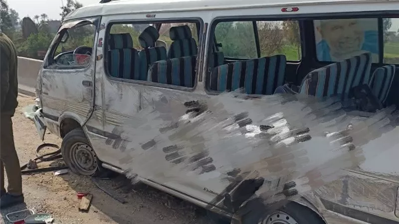 صور| إصابة 9 أشخاص في انقلاب ميكروباص على الطريق الإقليمي بالمنوفية