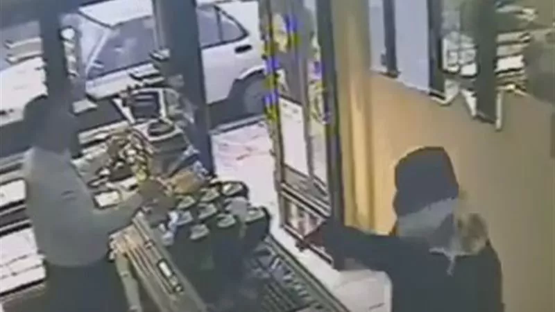 راقبنا المحل قبل التنفيذ.. اعترافات المتهمين بسرقة جواهرجي بالمهندسين