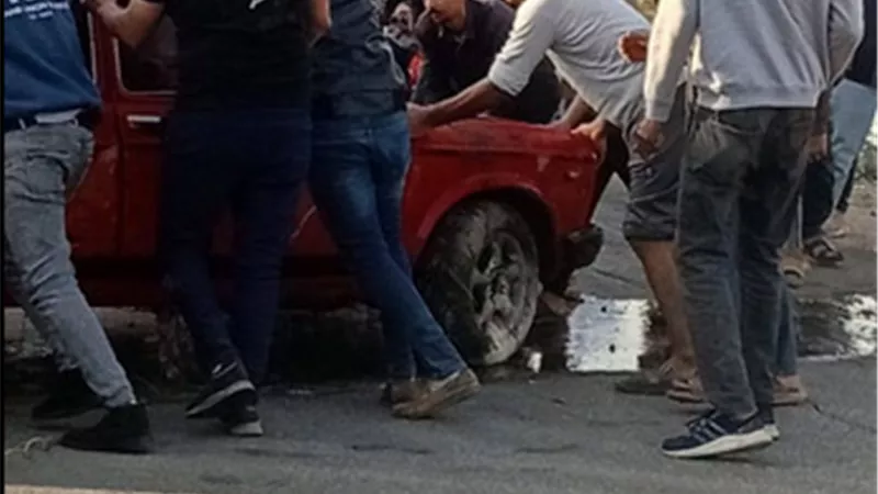 سقوط سيارة في ترعة المريوطية والمارة يتدخلون لإنقاذ الموقف