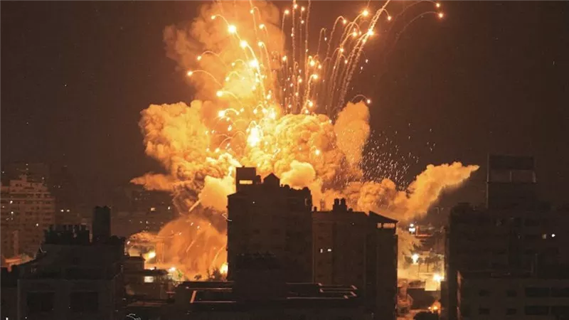نكث العهود.. إسرائيل تنسف وقف إطلاق النار وتقصف غزة بلا هوادة