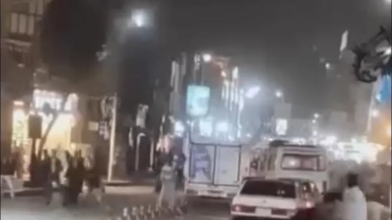 اشتباك بالحجارة والأخشاب في قنا.. والأمن يتدخل ويفرض طوقًا أمنيًا