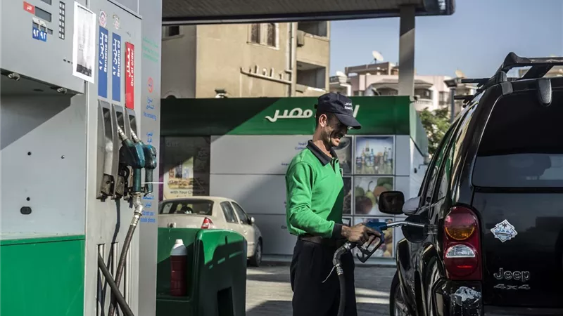 السولار في الصدارة.. كم تصل نسبة زيادة أسعار البنزين في مصر؟ 