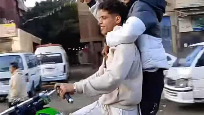 كاميرات المراقبة ترصد.. الأمن يلاحق شابين ظهرا بسلاح أبيض في عين شمس