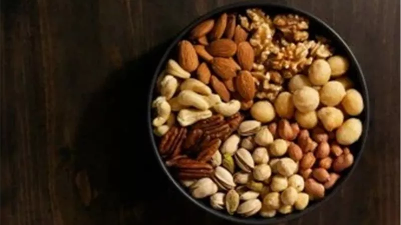 حب الشباب.. هل للمكسرات والفواكه المجففة دور في ظهوره؟