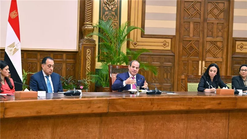 السيسي: سيدات مصر واجهن التحديات وحملن الوطن في سرائه وضرائه