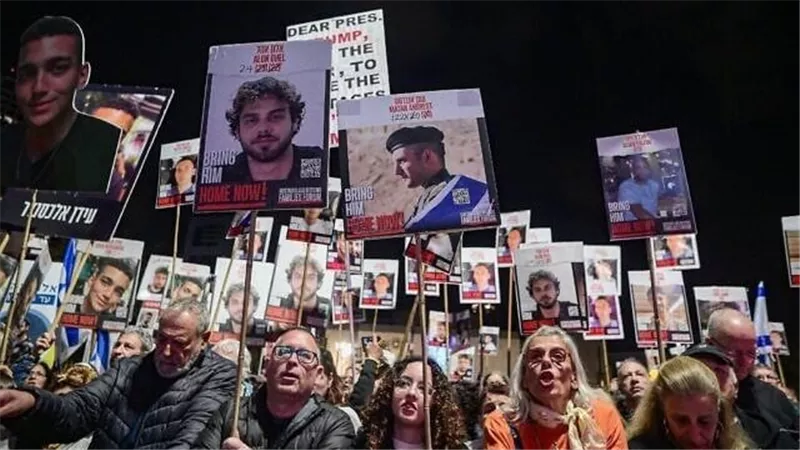 أزمة جديدة تعصف بحكومة الاحتلال.. محتجزون محررون ينظمون احتجاجات ضد نتنياهو