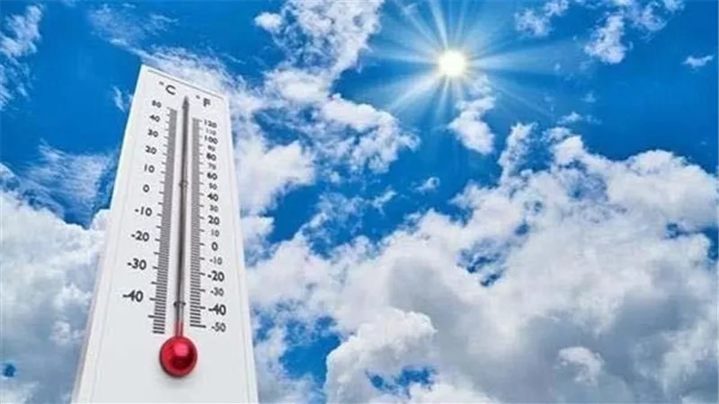 رياح مثيرة للأتربة وأمطار خفيفة وارتفاع بالأمواج.. تفاصيل طقس اليوم الجمعة 