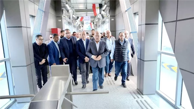 الأتوبيس الكهربائي جاهز للانطلاق.. وزير النقل يكشف خط سيره بالقاهرة