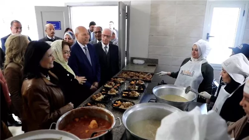 للعام الثالث.. محافظ القاهرة يتفقد مطبخ «المصرية بأيدى بناتها»
