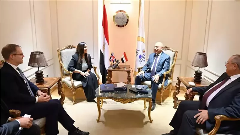 مصر وبريطانيا تبحثان تعزيز التعاون في الصناعة والنقل