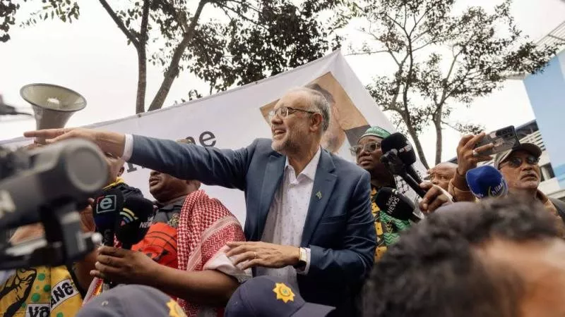 استقبال تاريخي.. من هو إبراهيم رسول سفير جنوب إفريقيا المطرود من أمريكا؟