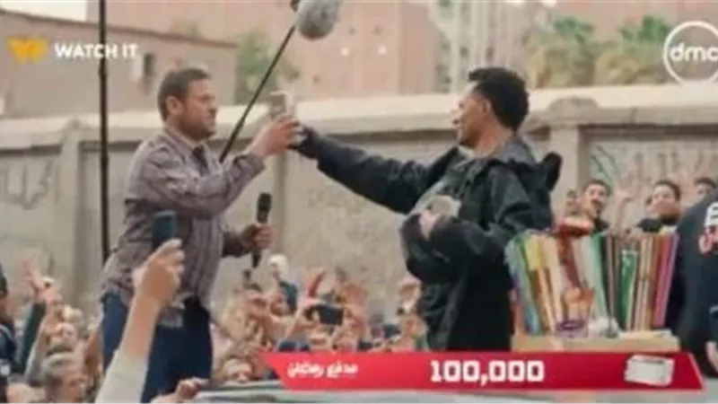 محمد رمضان يشتري بضاعة بائع سبح بـ100 ألف جنيه ويوزعها على الأهالي