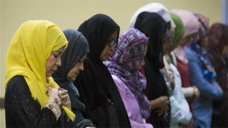 حكم خروج المرأة لأداء صلاة عيد الفطر في المسجد.. الإفتاء تحسم الجدل