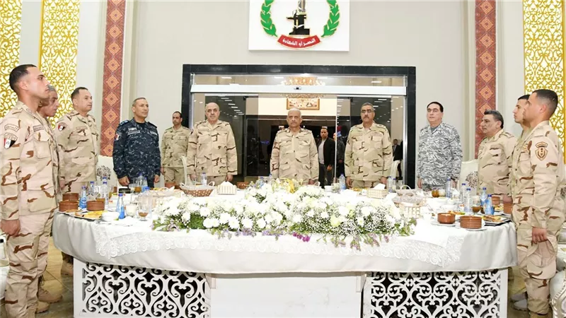 وزير الدفاع يتناول الإفطار مع مقاتلي الجيش الثاني الميداني