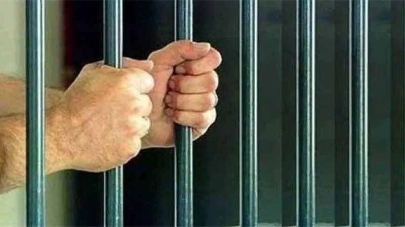 ضبط شخصين نفّذا استعراضات خطرة بدراجات نارية وعرّضا حياة المواطنين للخطر