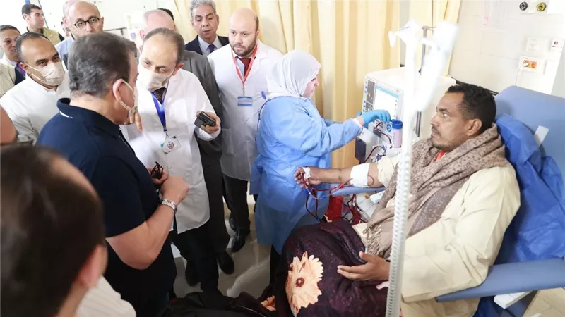 أبرزها خفض فترة الانتظار.. 5 قرارات لـ وزير الصحة بعد زيارته بالمنيا