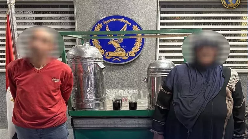 ضبط بائعين متجولين في الأزبكية.. وزعا مشروبات مجانية ثم طالبا بثمنها