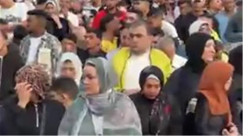 الستات جنب الرجالة.. اختلاط بين المصلين في صلاة عيد الفطر بالمهندسين (صور)