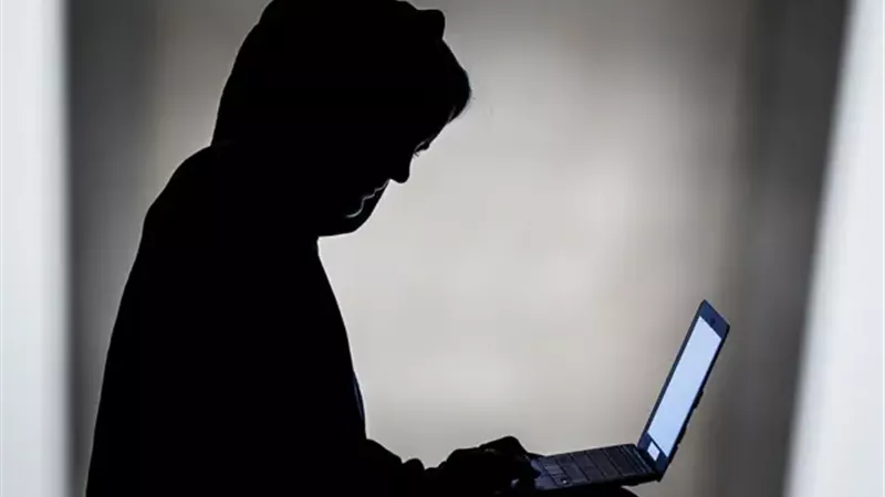 ابتزاز ينتهي بجريمة.. تفاصيل مقتل شاب بأكتوبر بسبب هاتفه المحمول