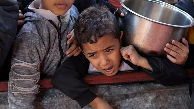 بسبب منع دخول المساعدات.. 60 ألف طفل بغزة يعانون من سوء التغذية 