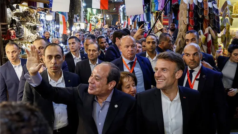 ماكرون يشكر السيسي والشعب المصري على الترحيب الحار