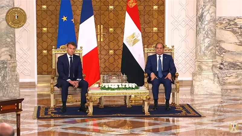 تقليل فاتورة الاستيراد أبرزها.. خبير يكشف مكاسب مصر من زيارة ماكرون