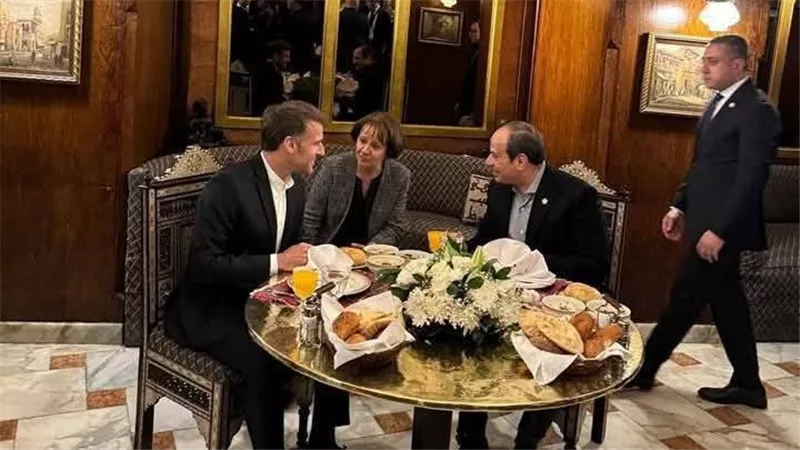 شوربة عدس ومشويات مشكل.. ماذا تناول السيسي وماكرون في مطعم خان الخليلي؟