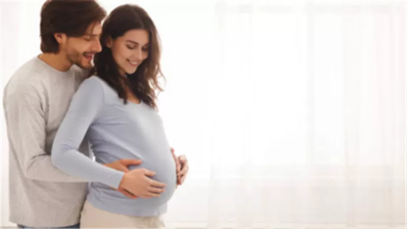 رجال يشعرون بأعراض الحمل.. الأسباب وطرق التعامل