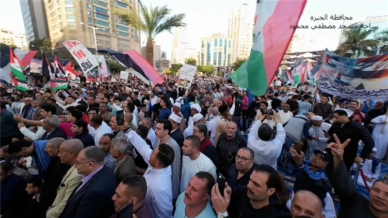 المصريون يحتشدون بالملايين لدعم الفلسطينيين.. ولافتات تؤيد قرارات الرئيس