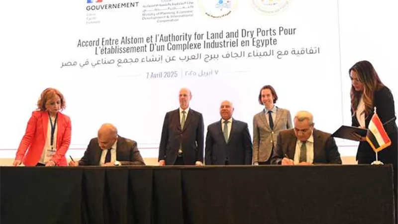 بعد زيارة ماكرون.. توقيع عقد مصري فرنسي لإنشاء مجمع صناعي ببرج العرب 