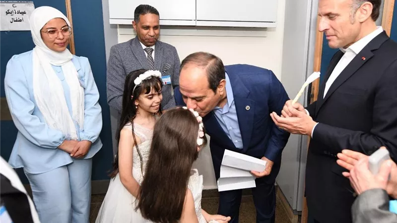 السيسي وماكرون في زيارة للعريش لتفقد الجرحى الفلسطينيين