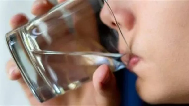 هذا ما يحدث لجسمك عندما تشرب الماء الدافئ بعد تناول الطعام