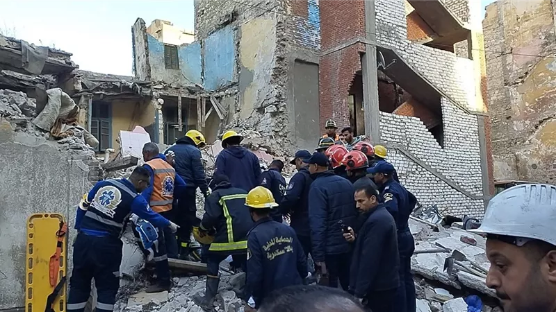 تحقيقات النيابة تكشف مفاجأة مدوية بشأن انهيار «عقار الإسكندرية».. ما القصة؟