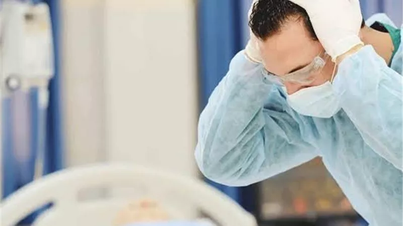 هل يجوز التصالح في جريمة «الخطأ الطبي»؟