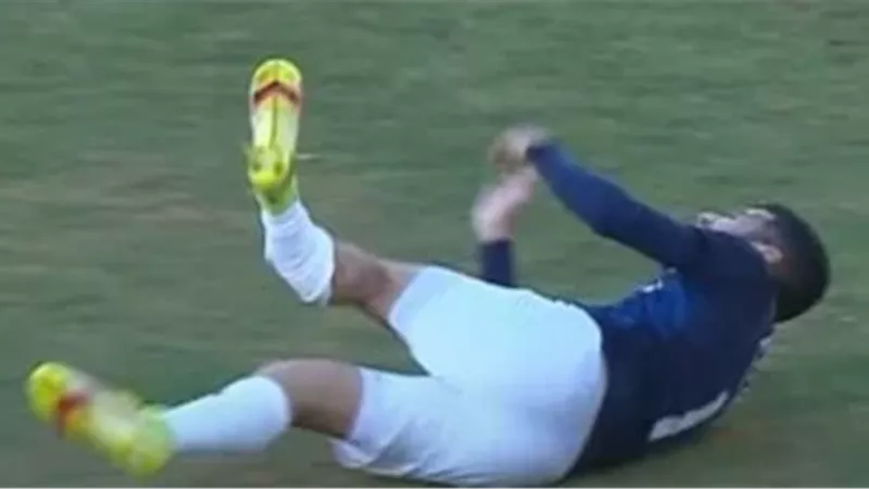 إصابة مروعة للقندوسي لاعب سيراميكا في مباراته أمام فاركو بالدوري
