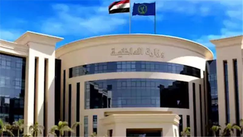 حقيقة ادعاء شخص بقيام موظف وضابطي شرطة بمساومته على دفع مبلغ مالي وتهديده