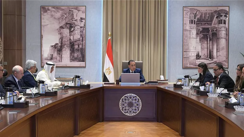 رئيس الوزراء يلتقي وفد الصندوق العربي للإنماء الاقتصادي والاجتماعي