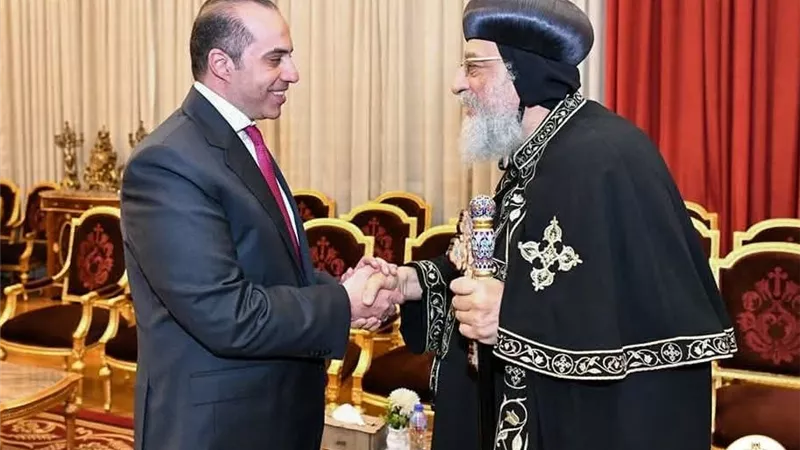 وزير الشئون النيابية يهنئ البابا تواضروس بعيد القيامة