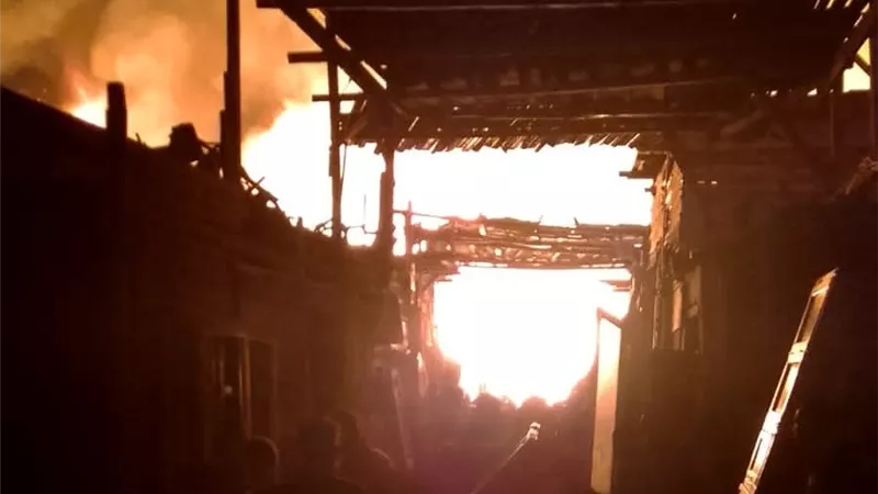 محافظ القاهرة يتابع جهود الحماية المدنية للسيطرة على حريق مغالق أخشاب بالشرابية
