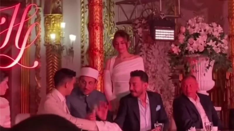 شاهد| الخطيب يشهد على عقد قران ليلى أحمد زاهر وهشام جمال.. ما السر؟