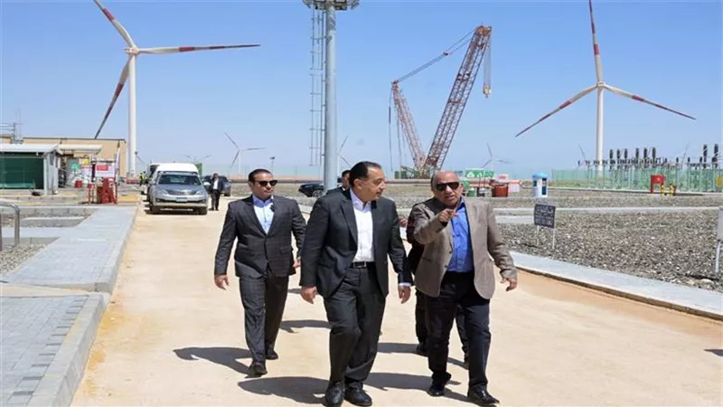 رئيس الوزراء يشدد على ضرورة التصنيع المحلي في مشروعات طاقة الرياح