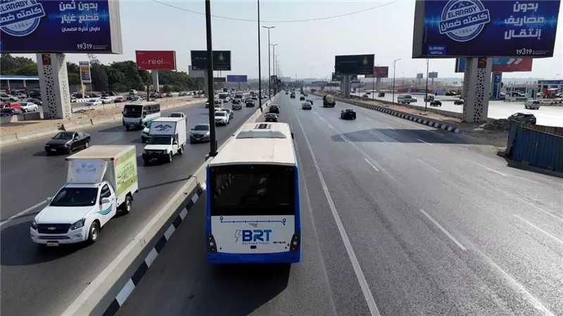أول رد من “النقل” بشأن استخدام “حارة” الأتوبيس الترددي.. تحذير لقائدي المركبات