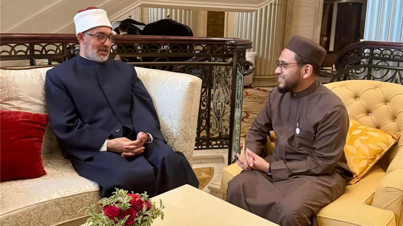 مفتي الجمهورية يلتقي مفتي سنغافورة بأبو ظبي لبحث التعاون الإفتائي والتعليمي